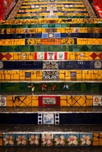 As cores da Escadaria Selarón ajudam a compor fotos incríveis, oferecendo uma bela recordação do Bairro Santa Teresa, no Rio de Janeiro