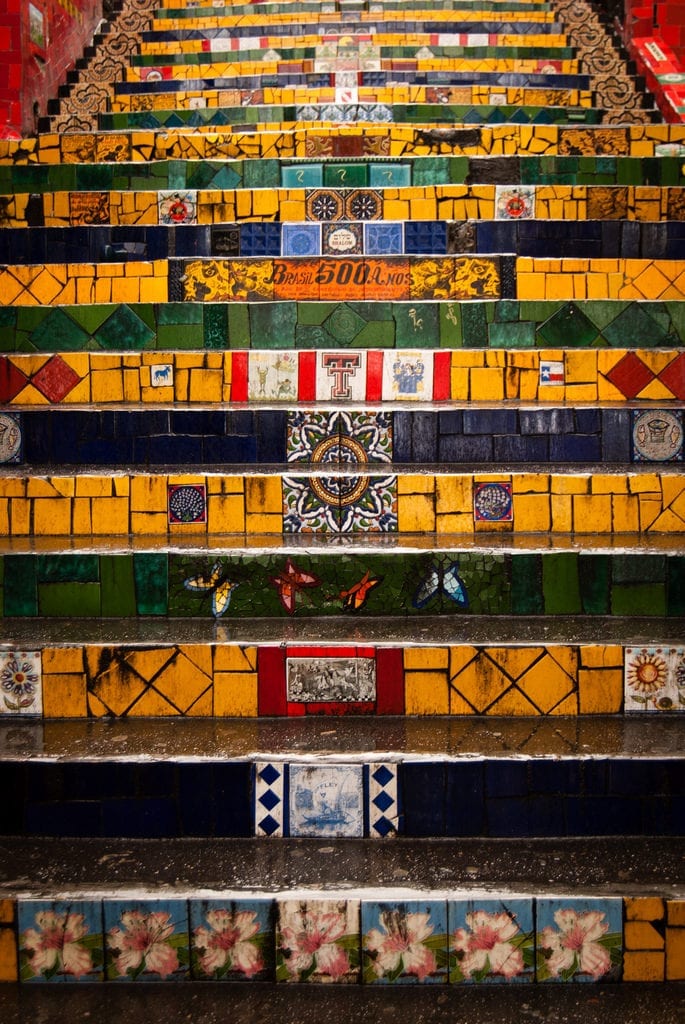 As cores da Escadaria Selarón ajudam a compor fotos incríveis, oferecendo uma bela recordação do Bairro Santa Teresa, no Rio de Janeiro