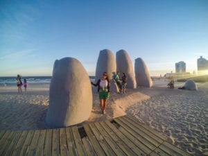Escultura na Playa Brava, em Punta del Este, tem 34 anos e é o ponto turístico mais visitado do Uruguai