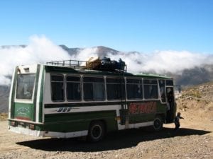 Escolha um ônibus com ar condicionado para ajudar a evitar o mal de altitude