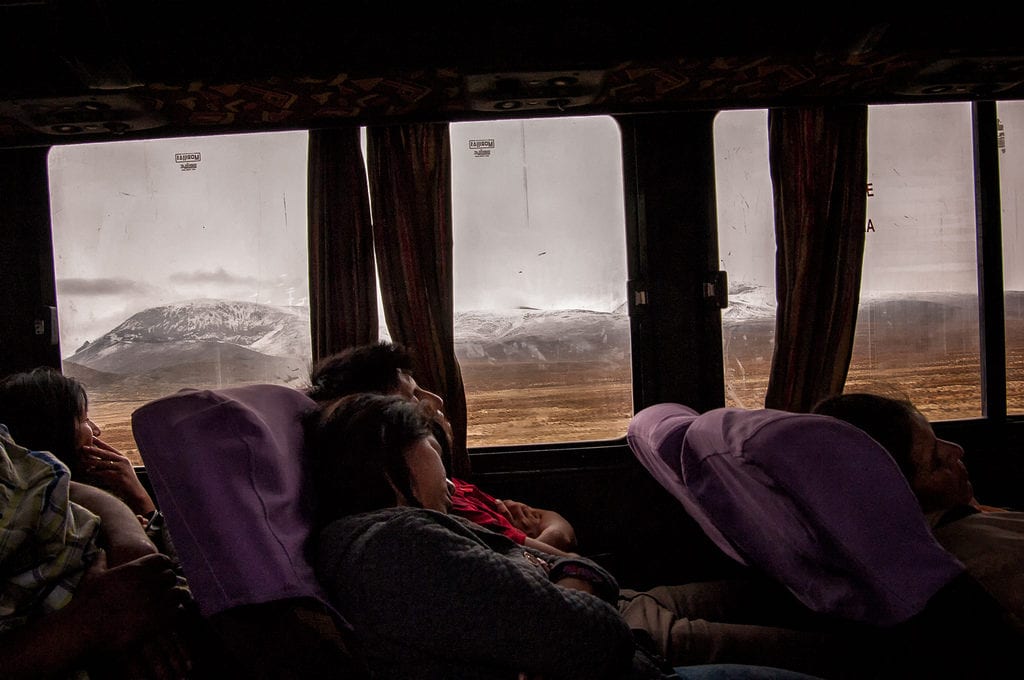 Dormir durante a sua viagem de ônibus pelo Peru pode privá-lo de vistas maravilhosas, mas é uma boa solução para economizar