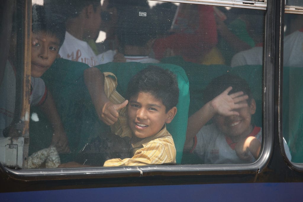 Crianças em uma viagem de ônibus pelo Peru