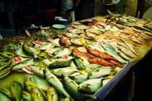 Peixes frescos sendo vendidos em um mercado de rua na China