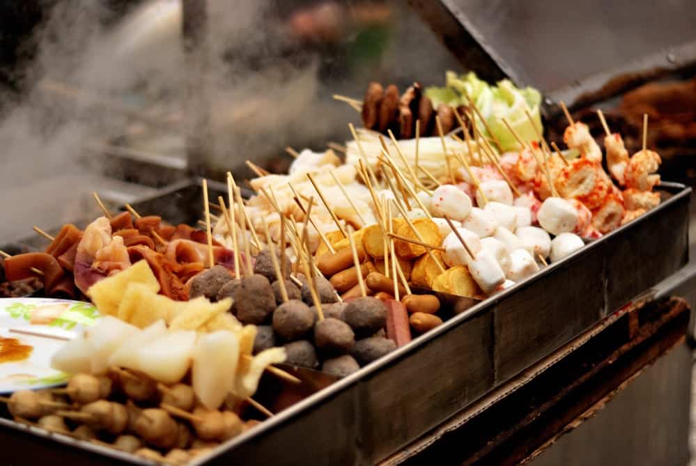 Espetinhos de carne em uma barraquinha num dos famosos mercados de rua da China