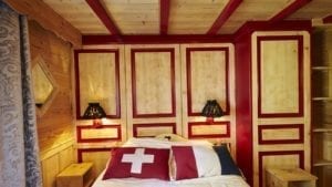 A cama está posicionada na fronteira entre Suíça e França