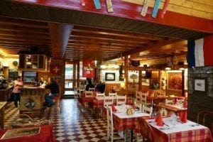 Restaurante oferece pratos típicos da França e da Suíça