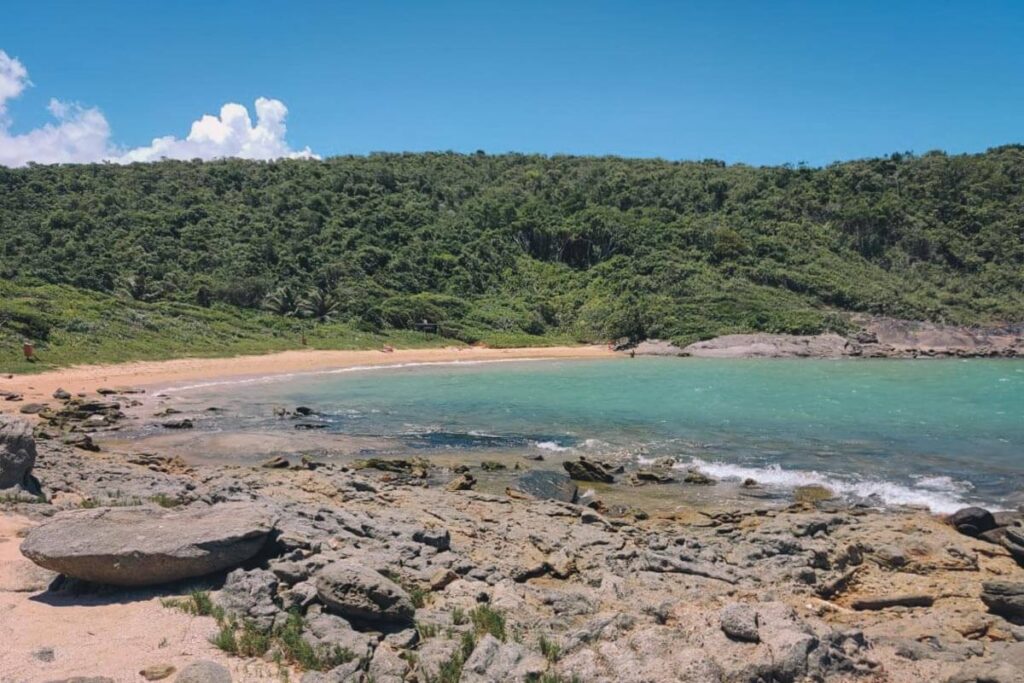 Praia do Ermitão, no Parque Natural Morro da Pescaria, em Guarapari