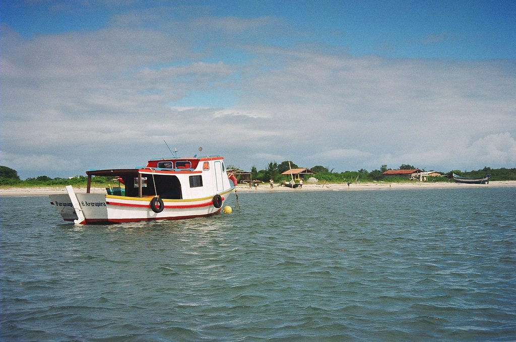 Turistas usam barco para fazer a travessia de Cananéia para Ilha do Cardoso, uma das mais belas praias desertas do Brasil