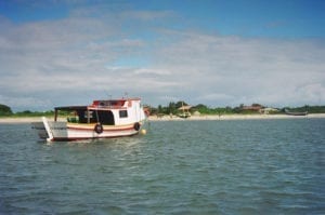 Turistas usam barco para fazer a travessia de Cananéia para Ilha do Cardoso, uma das mais belas praias desertas do Brasil