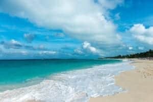 Cabagge Beach, uma praia de fácil acesso em Nassau, capital das Bahamas