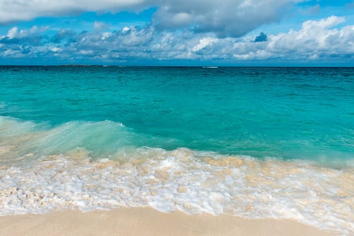 Cabagge Beach, uma praia de fácil acesso em Nassau, capital das Bahamas