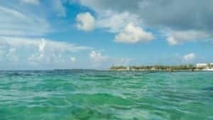 Cable Beach é a praia mais frequentada pelos turistas em Nassau, nas Bahamas
