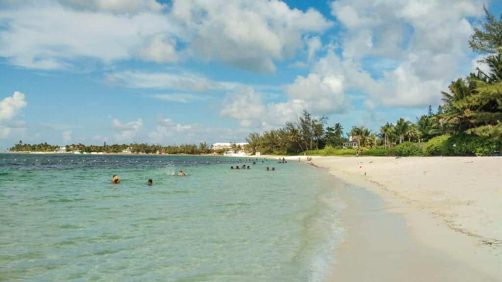 Cable Beach é a praia mais frequentada pelos turistas em Nassau, nas Bahamas