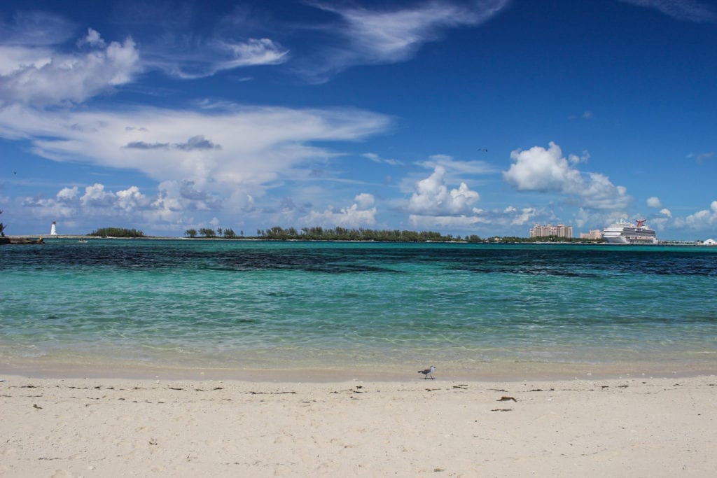 Saunders Beach, uma praia de fácil acesso e excelente infraestrutura em Nassau, capital das Bahamas