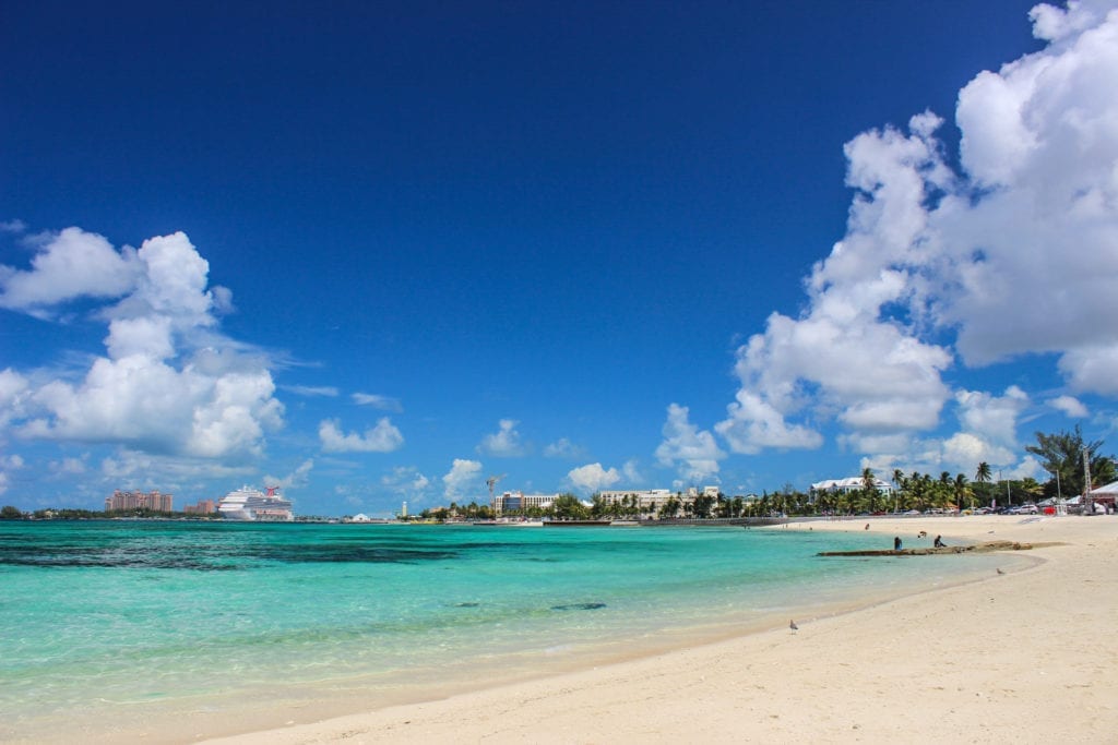 Saunders Beach, uma praia de fácil acesso e excelente infraestrutura em Nassau, capital das Bahamas