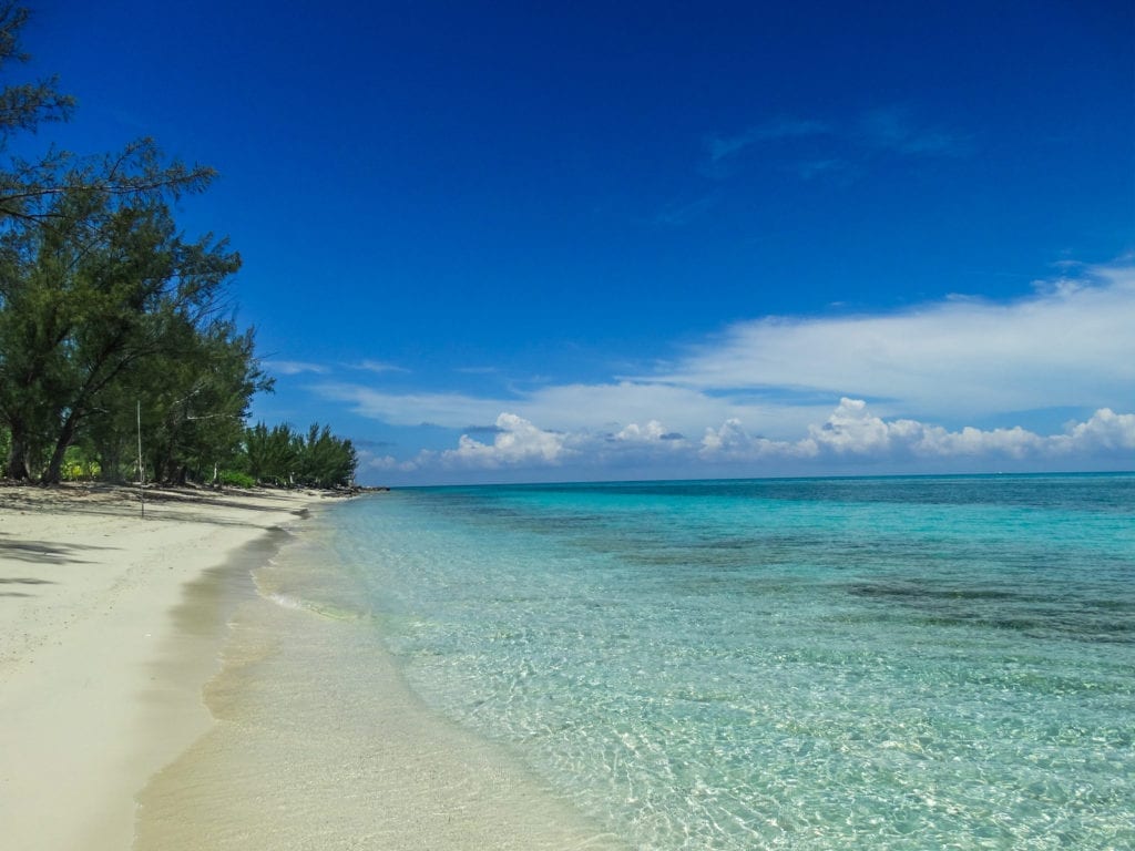Águas cristalinas e areias brancas compõem o cenário de Jaw's Beach, em Nassau, Bahamas