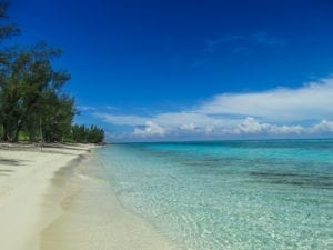 Águas cristalinas e areias brancas compõem o cenário de Jaw's Beach, em Nassau, Bahamas