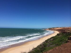 Entre dunas de areia, a Praia do Sagi, uma das praias desertas do Brasil, prova o quanto o nordeste brasileiro é rico em beleza
