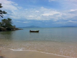 A Praia Triste é das praias desconhecidas do Brasil. Para chegar até ela, é necessário seguir uma trilha de fácil acesso
