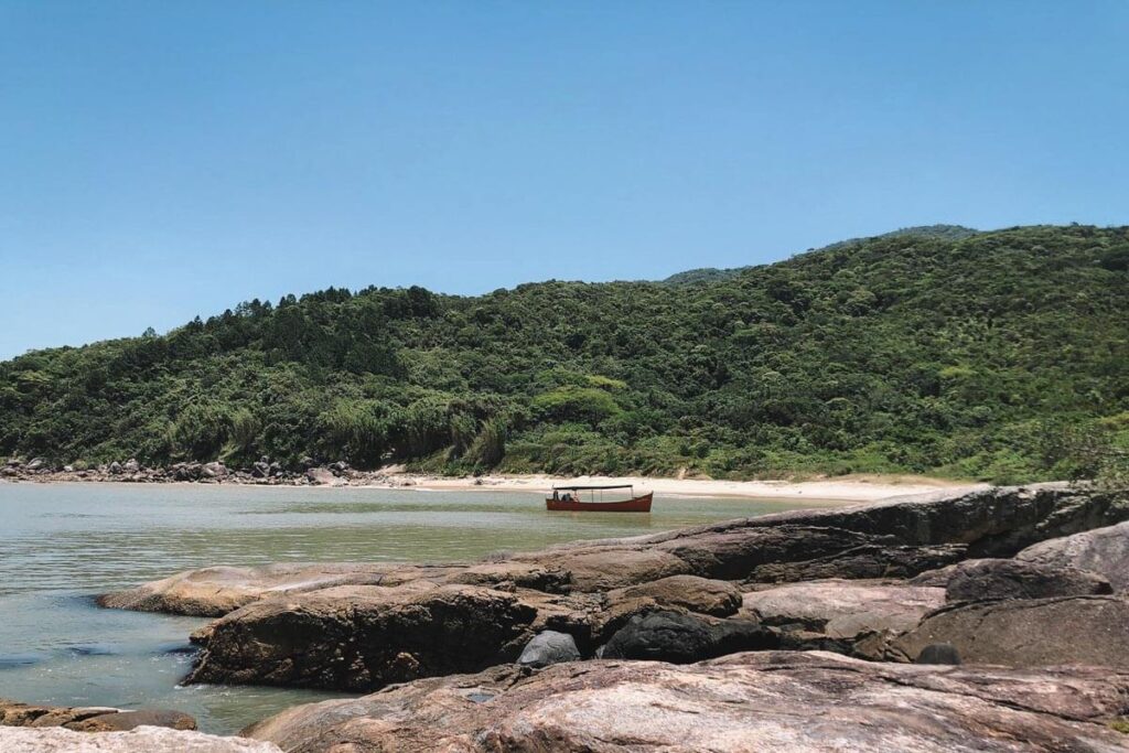 A Praia Triste é um lugar isolado no litoral de Bombinhas, Santa Catarina