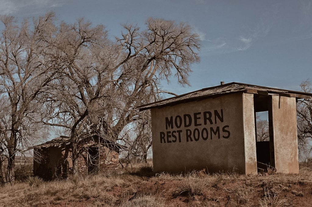 O que um dia foi um banheiro moderno na cidade fantasma de Glenrio, na fronteira entre Texas e Novo México