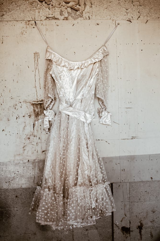 Vestido encontrado em uma antiga contrução na cidade fantasma de Glenrio, na fronteira entre Texas e Novo México