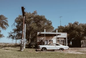 Carro estacionado na porta de um antigo restaurante na cidade fantasma de Glenrio, na fronteira entre Texas e Novo México