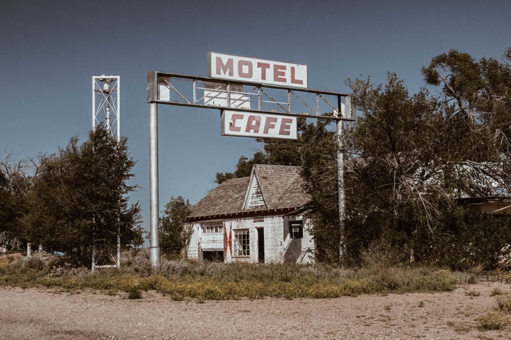 Motel de beira de estrada na cidade fantasma de Glenrio, na fronteira entre Texas e Novo México
