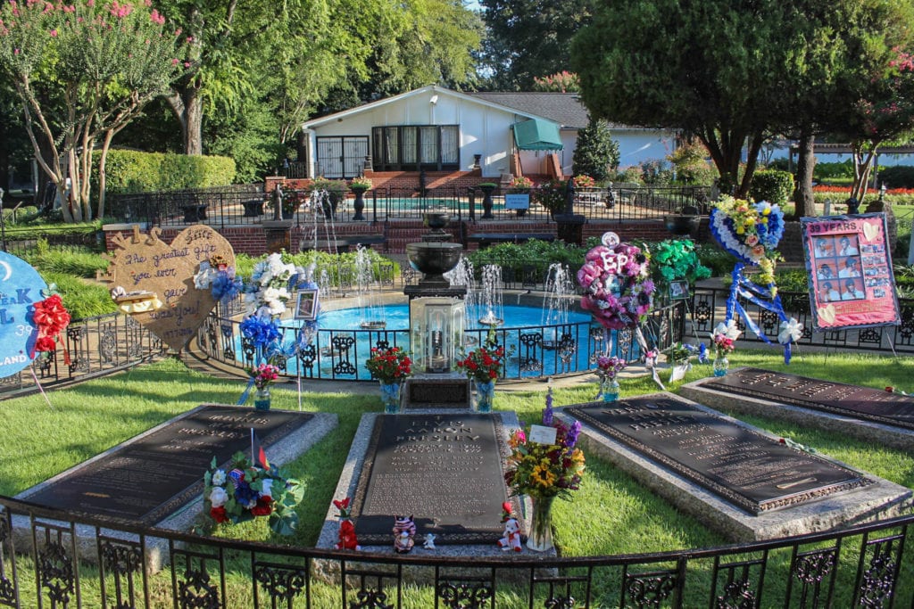O Meditation Garden era o lugar favorito de Elvis Presley na mansão Graceland. É também o lugar onde está sepultado juntamente aos seus pais, avó paterna e irmão gêmeo