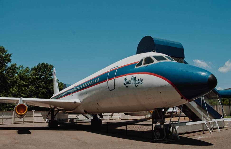 Lisa Marie, a segunda aeronave de Elvis Presley, exposta na Graceland Plaza