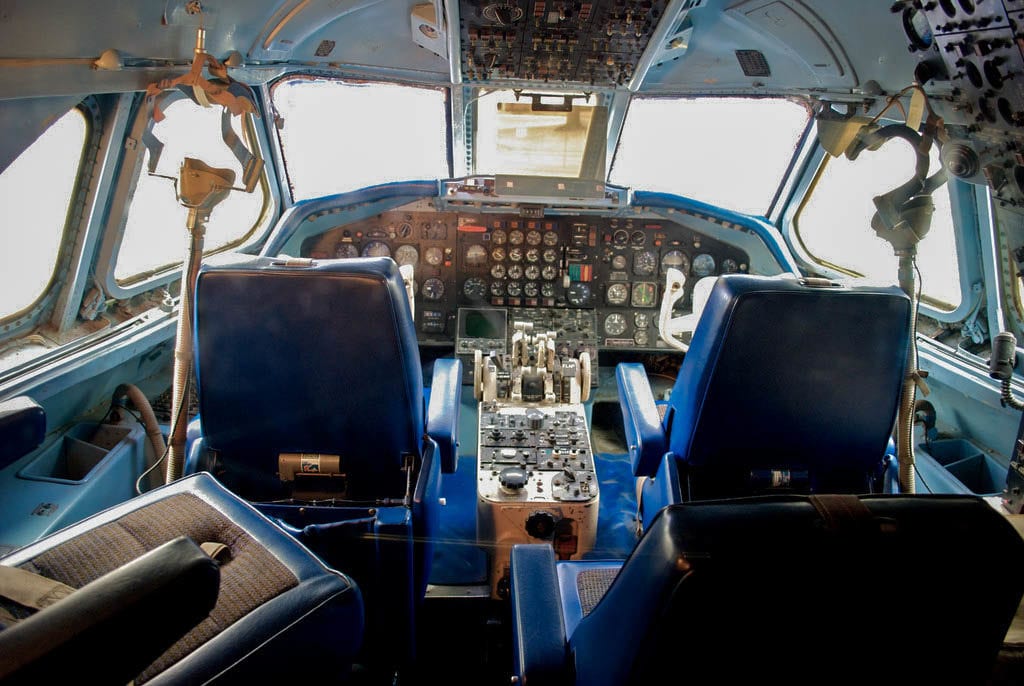Cockpit do avião Lisa Marie, estacionado na Graceland Plaza, em Memphis