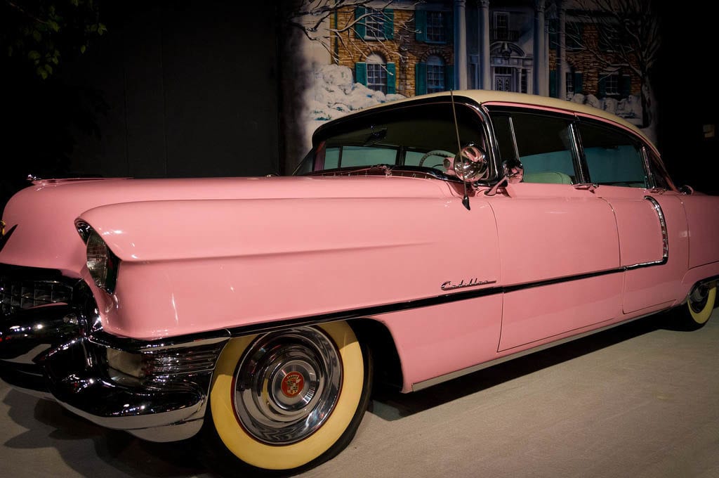 O famoso Cadillac Rosa que Elvis Presley comprou para a mãe dele está exposto no Automobile Museum, em Memphis