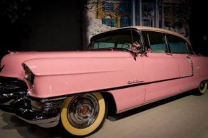 O famoso Cadillac Rosa que Elvis comprou para a mãe dele está exposto no Automobile Museum, em Memphis