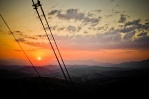 Pôr do sol é um dos atrativos da Serra da Moeda, Brumadinho, Minas Gerais