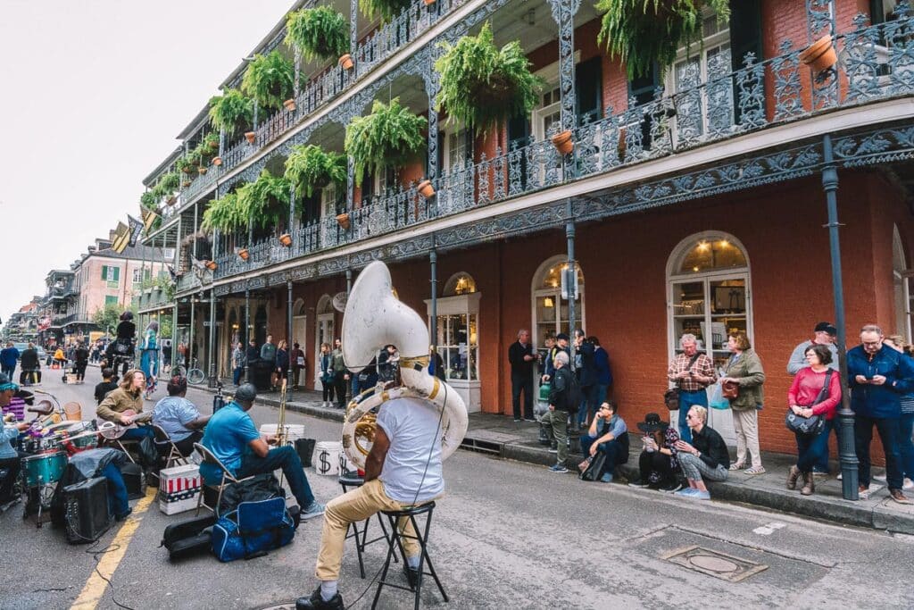Música pelas ruas do French Quarter, em Nova Orleans, Louisiana, EUA