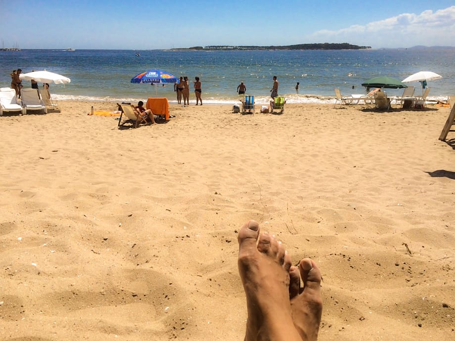 As praias do Uruguai, como a Playa Mansa, são excelentes opções gratuitas