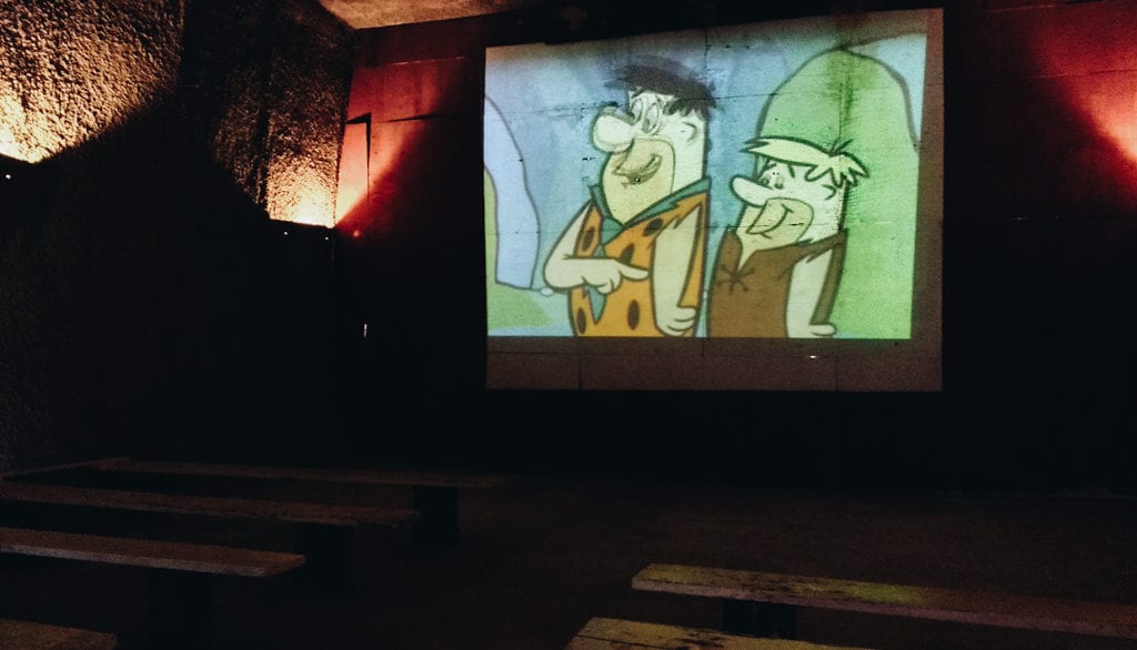 No cinema de Bedrock é possível assistir aos episódios de Flintstones o dia todo