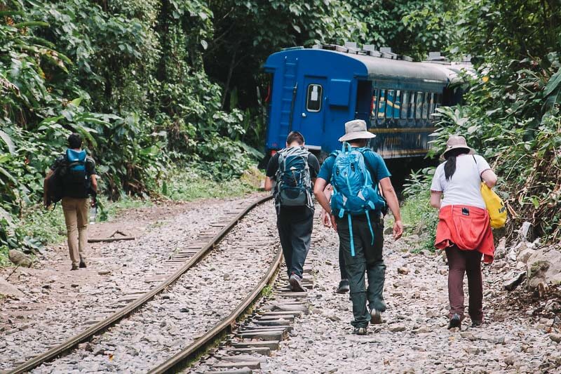 Caminhar margeando os trilhos do trem é a única forma gratuita de chegar a Machu Picchu