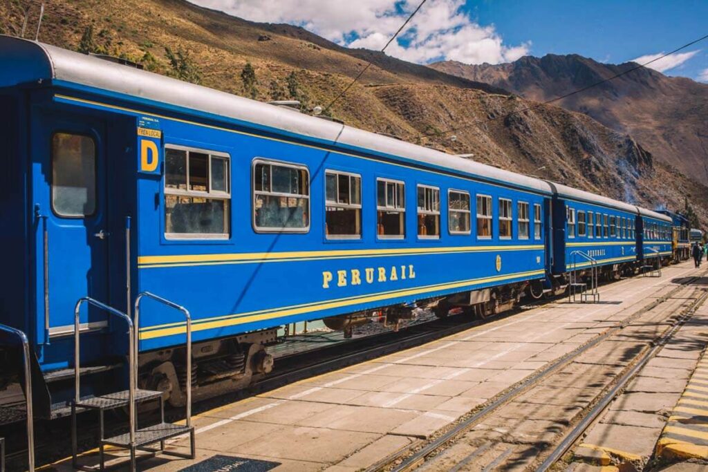 O trem para Machu Picchu passa por paisagens fascinantes