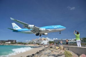 Boeing 747 pousa pela última vez em Maho Beach, Saint Maarten