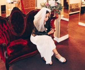 Gisele aguardando na antessala da Little White Wedding Chapel em Las Vegas