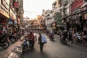 Em Ho Chi Minh, as calçadas são tomadas por motos, mesas e barraquinhas