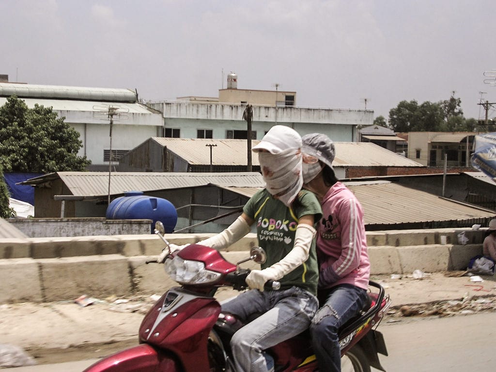 Por questões de saúde, os vietnamitas se protegem com máscaras e roupas compridas