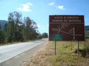 Sinalização na Br040, principal rodovia de acesso a Ibitipoca