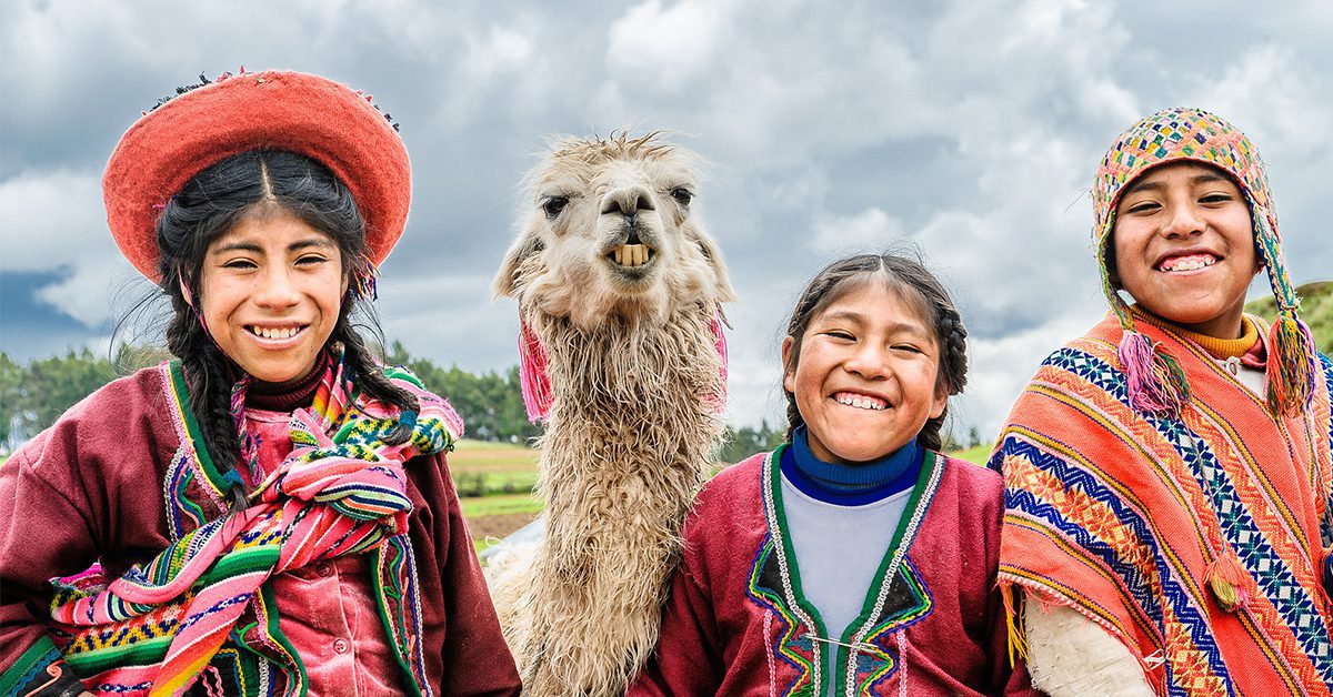 Crianças peruanas e lhama