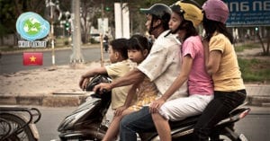 Família em cima da moto, cenas do cotidiano de Ho Chi Minh, no Vietnã