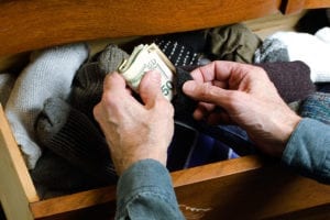 Esconda dinheiro dentro da roupa e guarde na mala trancada