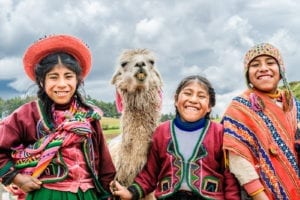 Crianças peruanas e lhama