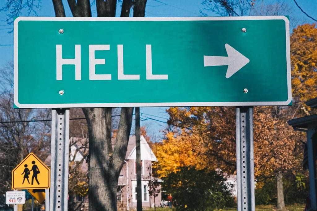 Placa de trânsito aponta para o inferno. Hell, Michigan, Estados Unidos