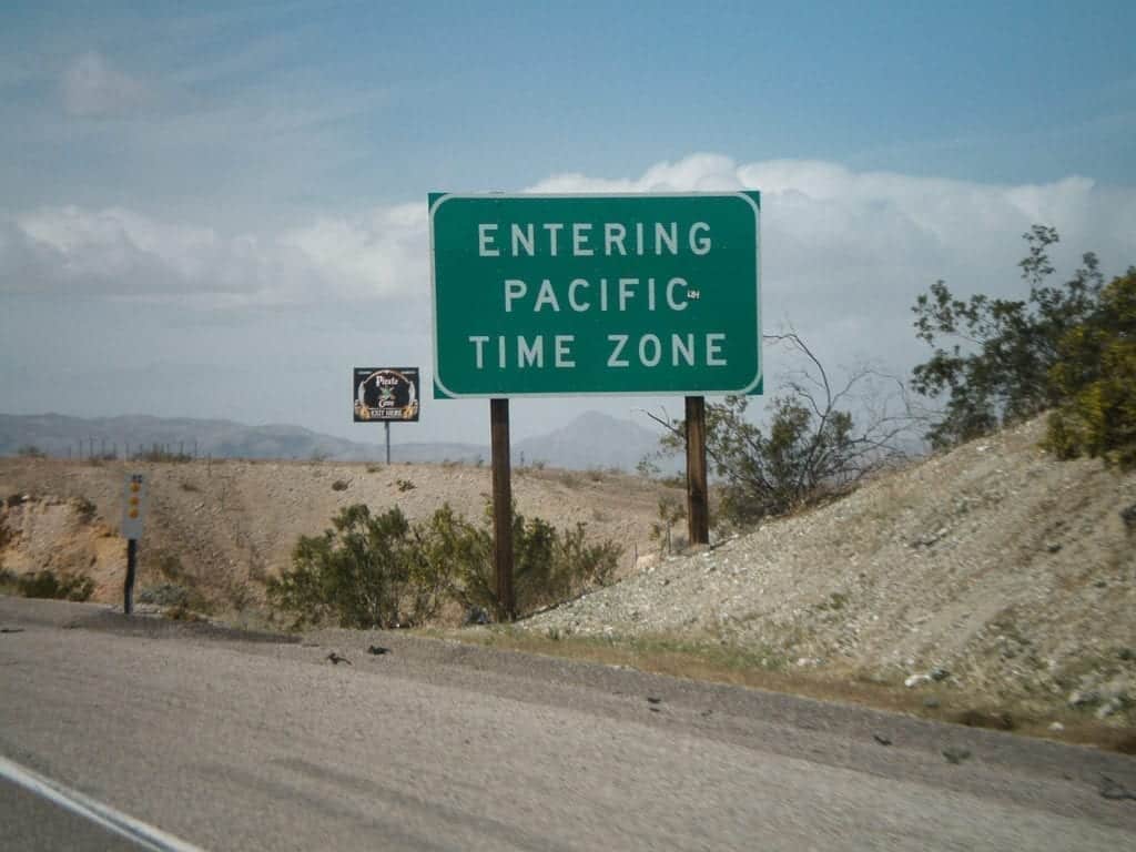 Placa de trânsito informando sobre a mudança de fuso na Califórnia, Estados Unidos